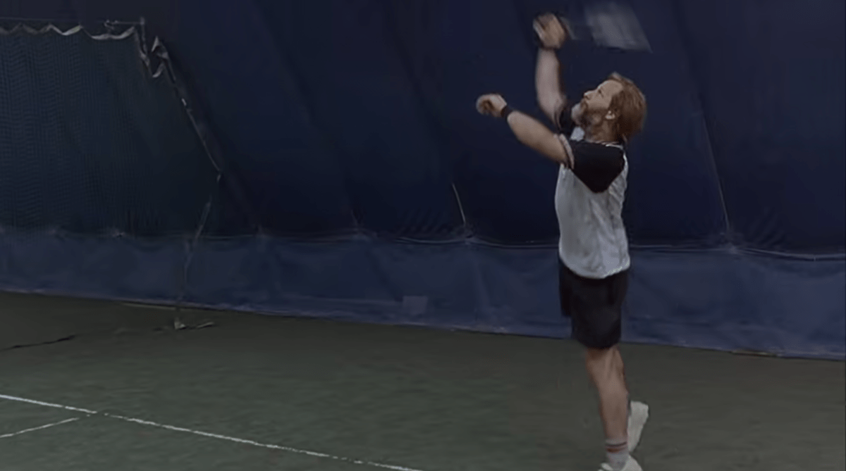Jeff Daniels serving in tennis in Squid and the Whale